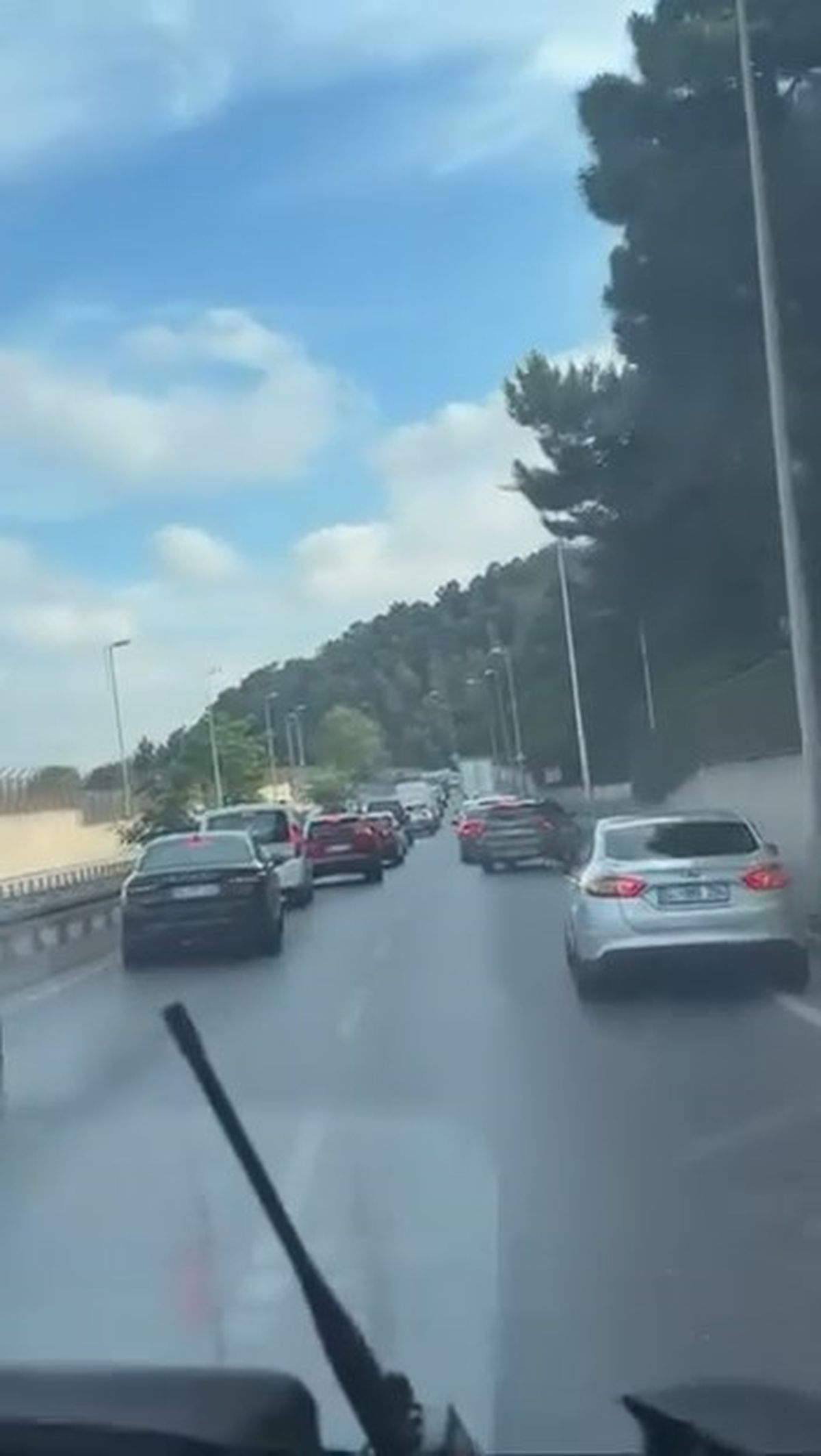 Maltepe'de trafikte kalan ambulansa fermuar yöntemiyle yol v