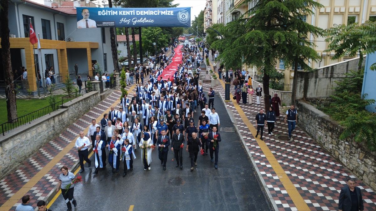 MCBÜ'de 503 öğrenci keplerini havaya fırlattı