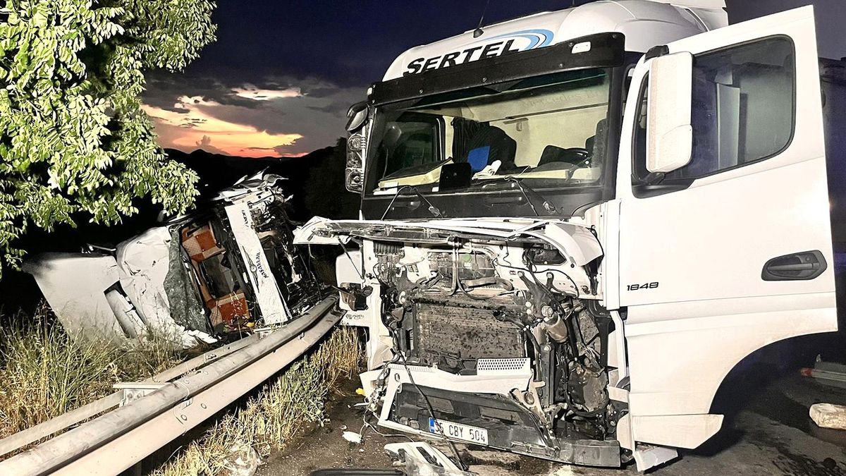 Manisa'da iki tır çarpıştı: 1'i ağır 2 yaralı