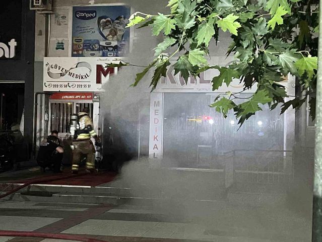 Manisa'da medikal ürünler satan iş yerinde yangın