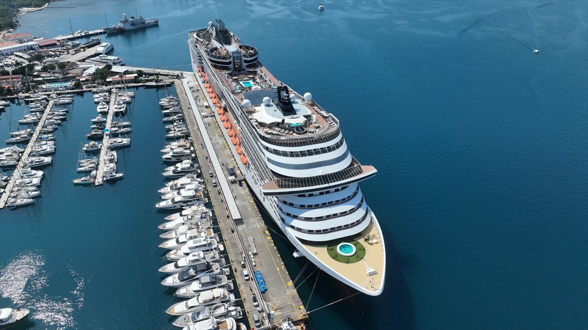 Marmaris'e ''MSC Divina'' kruvaziyeriyle 3 bin 899 turist geldi