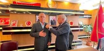 MHP Van İl Başkanlığında yeni katılan üyelere rozet takıldı