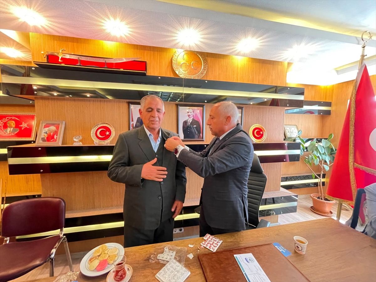 MHP Van İl Başkanlığında yeni katılan üyelere rozet takıldı