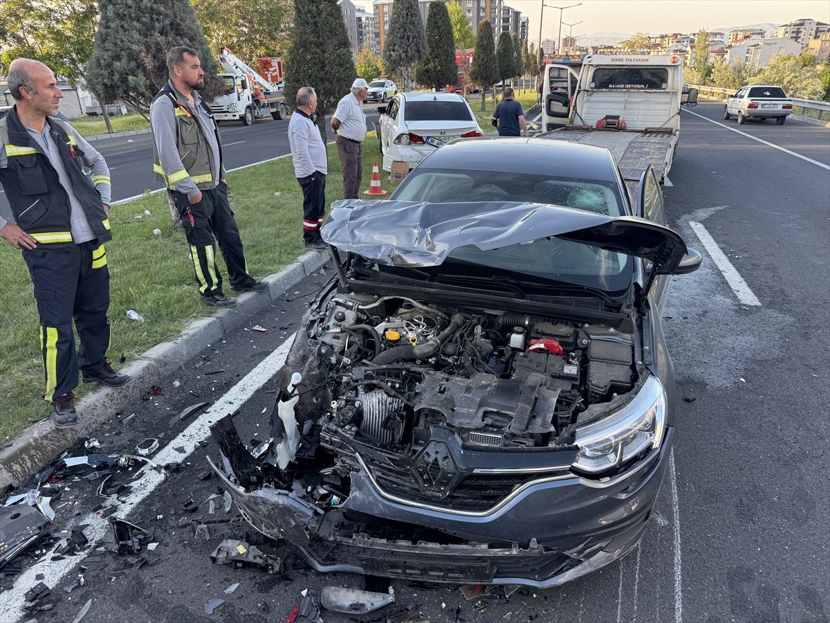 Nevşehir'de 4 otomobilin karıştığı zincirleme kazada 5 kişi yaralandı