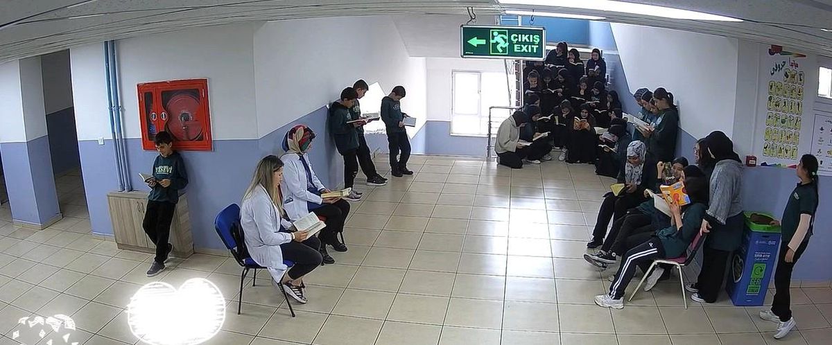 Öğretmenlerin sessiz kitap okuma deneyi öğrenciler