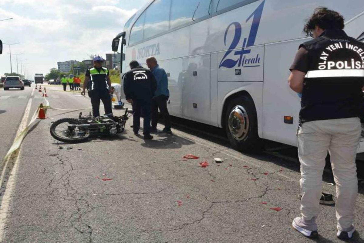 Arızalanan otobüse çarpan motosiklet sürücüsü, arkadan gelen otomobilin çarpması sonucu can verdi
