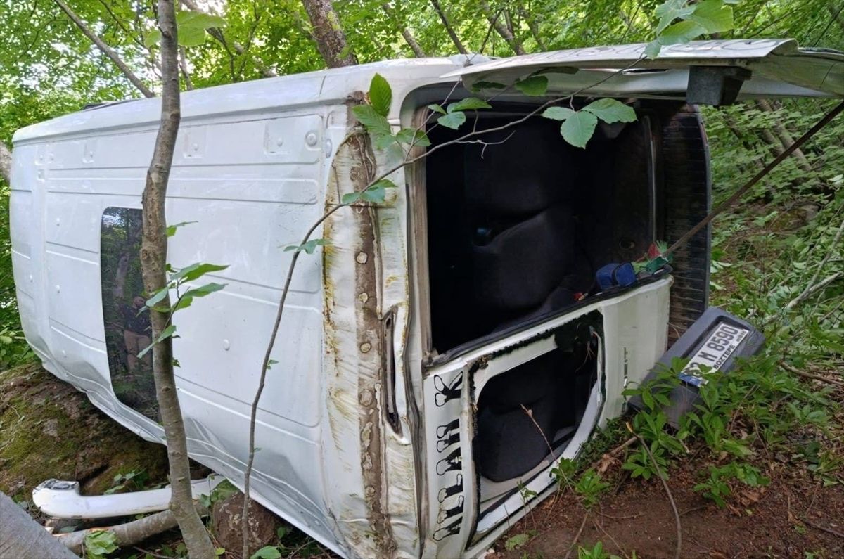 Ordu'da uçuruma yuvarlanan minibüsteki 5'i çocuk 10 kişi yar
