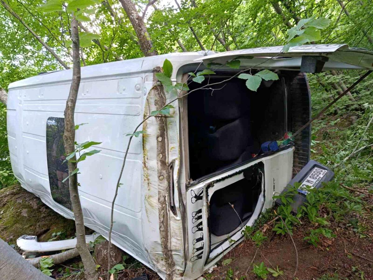 Ordu'da yolcu minibüsü uçuruma yuvarlandı: 9 yaralı