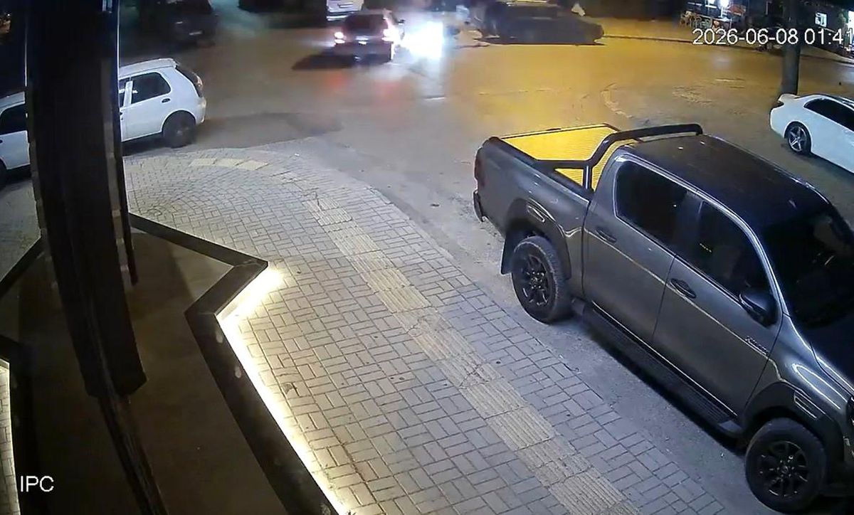 Otomobille çarpışan motosiklettekiler, metrelerce uçup park 