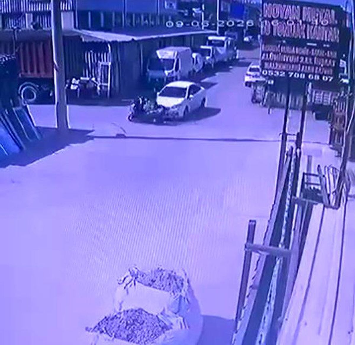 Otomobille motosikletin çarpıştığı kaza anı kameraya yansıdı