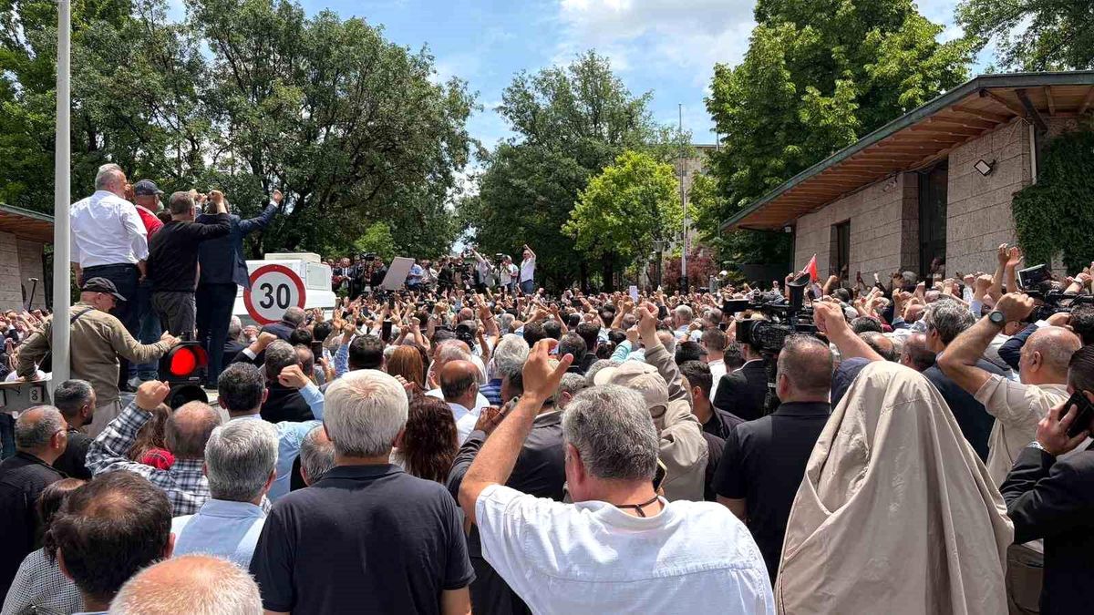 Özgür Özel TBMM'de Kalabalığa Hitap Etti