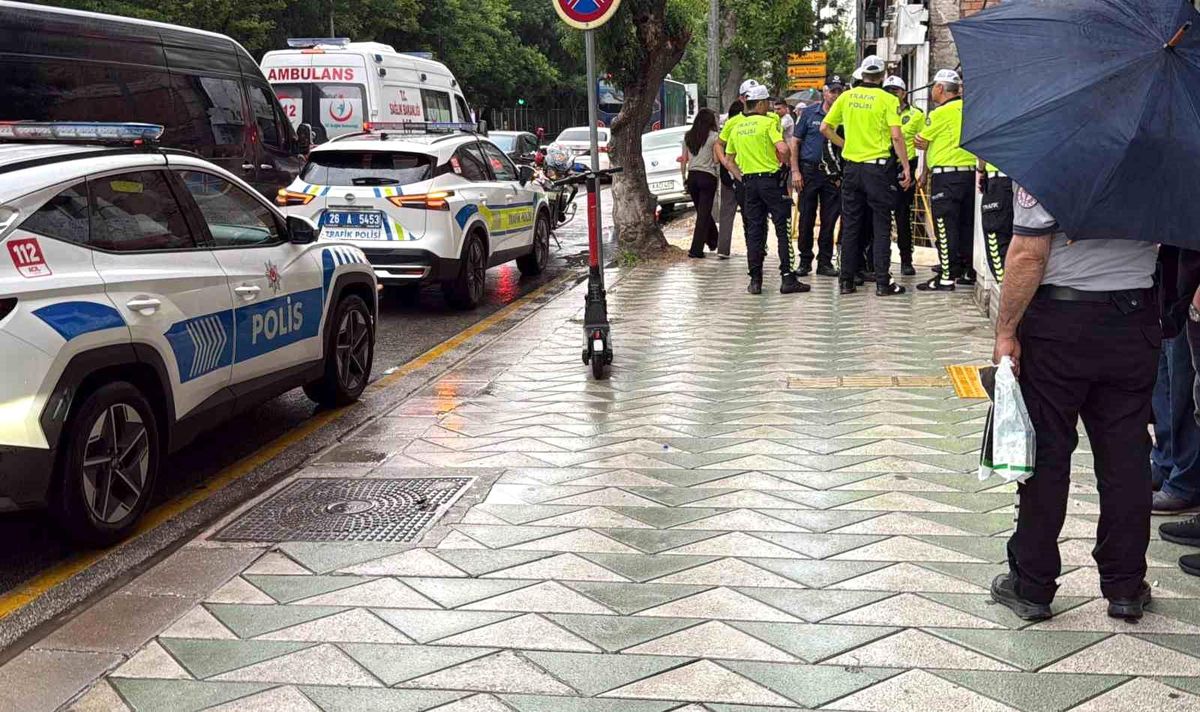 "Park etmek yasaktır" levhasının önüne araç park eden sürücü