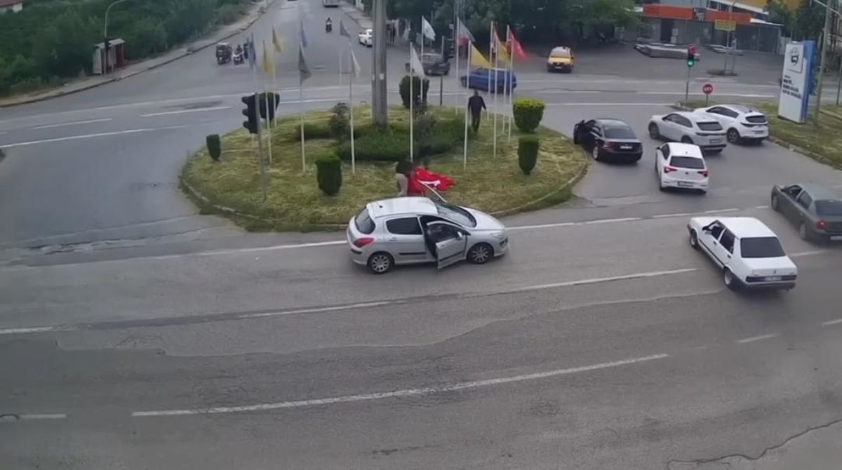 Rüzgarda ipi kopan Türk bayrağını vatandaşlar koru