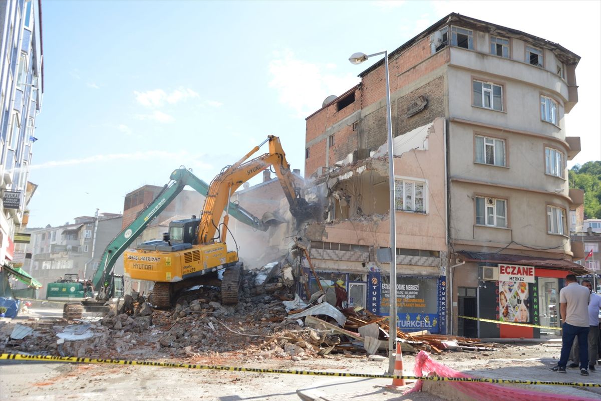 Samsun'un Havza ilçesinde dere üzerindeki son bina da yıkıldı