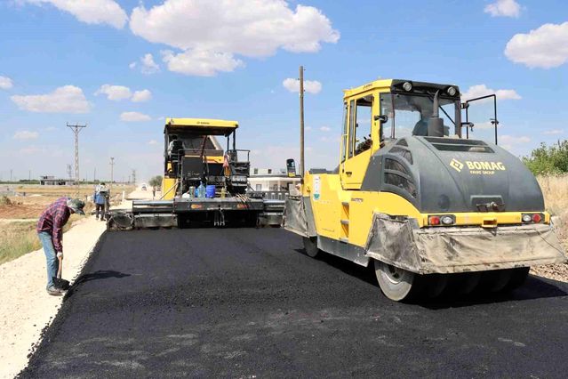 Şanlıurfa'da 14 kilometrelik grup yolunda asfalt seferberliğ