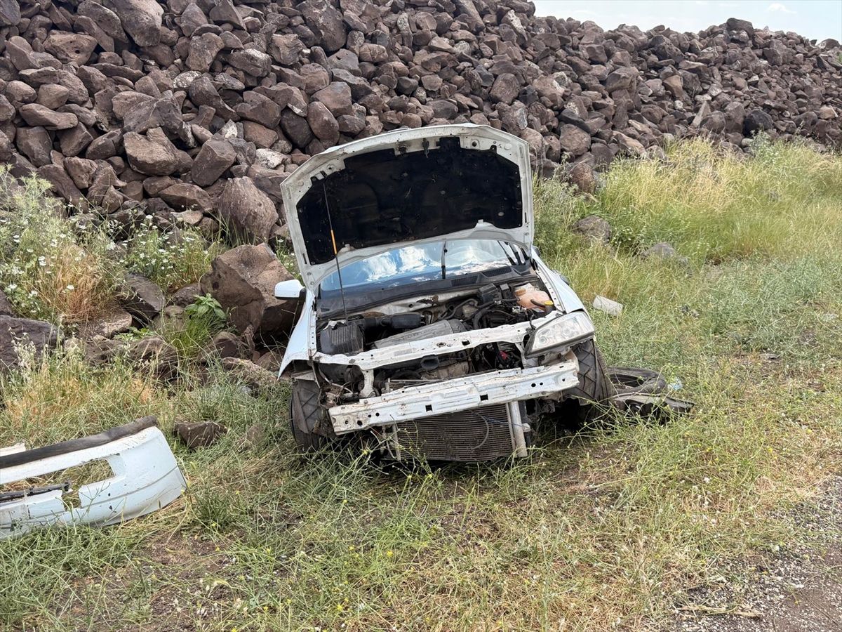 Şanlıurfa'da şarampole devrilen otomobilin sürücüsü yaraland