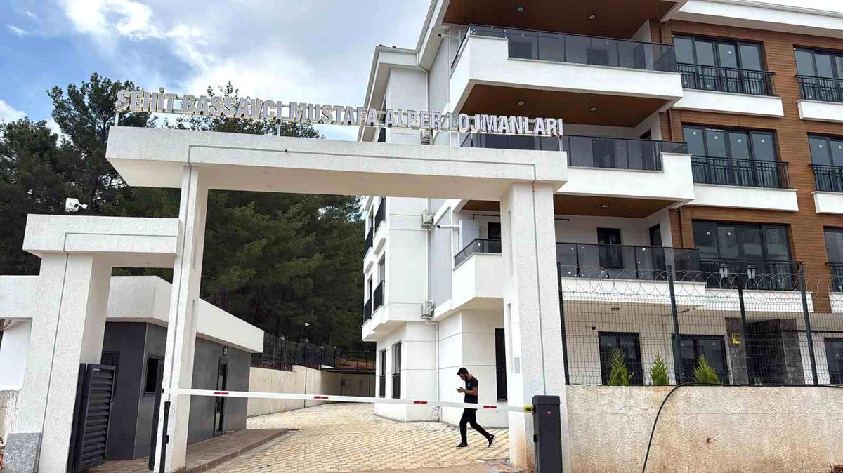 Muğla'da bulunan ve Şehit Cumhuriyet Başsavcısı Mustafa Alper'in adı verilen adliye lojmanları