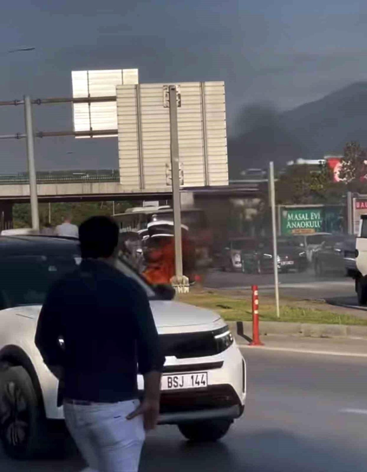 Seyir halindeki otomobil alev topuna döndü