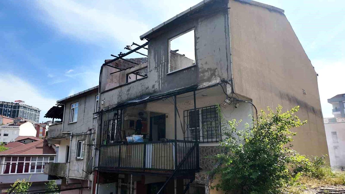 Sultanbeyli'de izolasyon malzemeleri tutuşan çatı alevlere teslim oldu