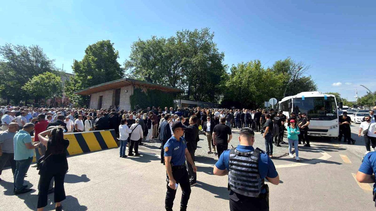 TBMM önünde Kılıçdaroğlu ve Özel destekçileri arasında gergi