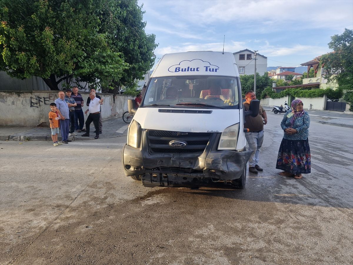 Tokat'ta otomobil ile minibüsün çarpıştığı kazada 5 kişi yar