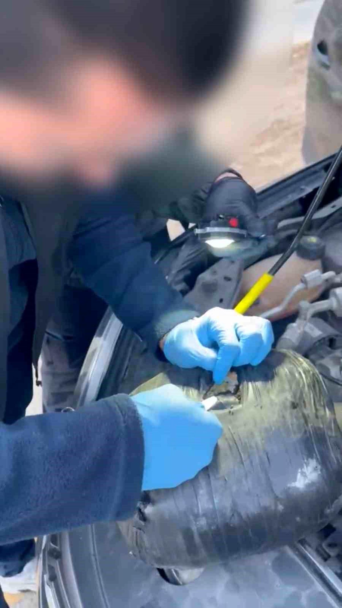 Tunceli'de polis ekiplerince uyuşturucu operasyonu düzenlendiği ve maddelerin ele geçirildiği anı gösteren bir görsel.