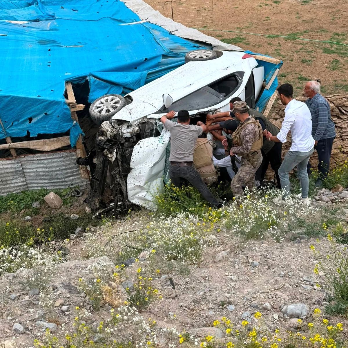 Tuzluca-Iğdır karayolunda otomobil şarampole devrildi: 2 yaralı
