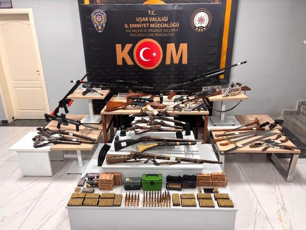 Uşak'ta silah ve tarihi nitelikteki tüfekler ele geçirildi