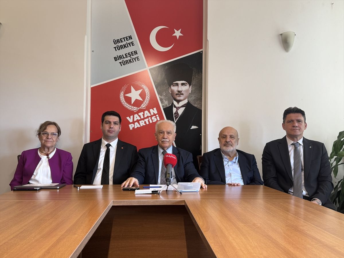 Vatan Partisi Genel Başkanı Perinçek, İstanbul'da basın toplantısı düzenledi