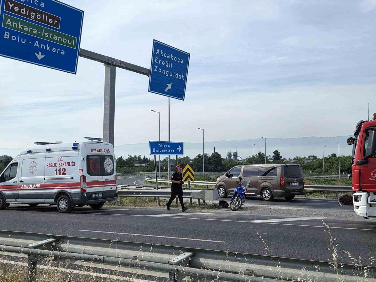 Virajı alamayan motosiklet sürücüsü bariyere çarptı