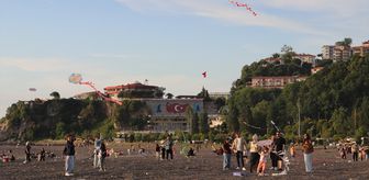 Zonguldak'ta düzenlenen şenlikte aileler çocuklarıyla uçurtma uçurdu