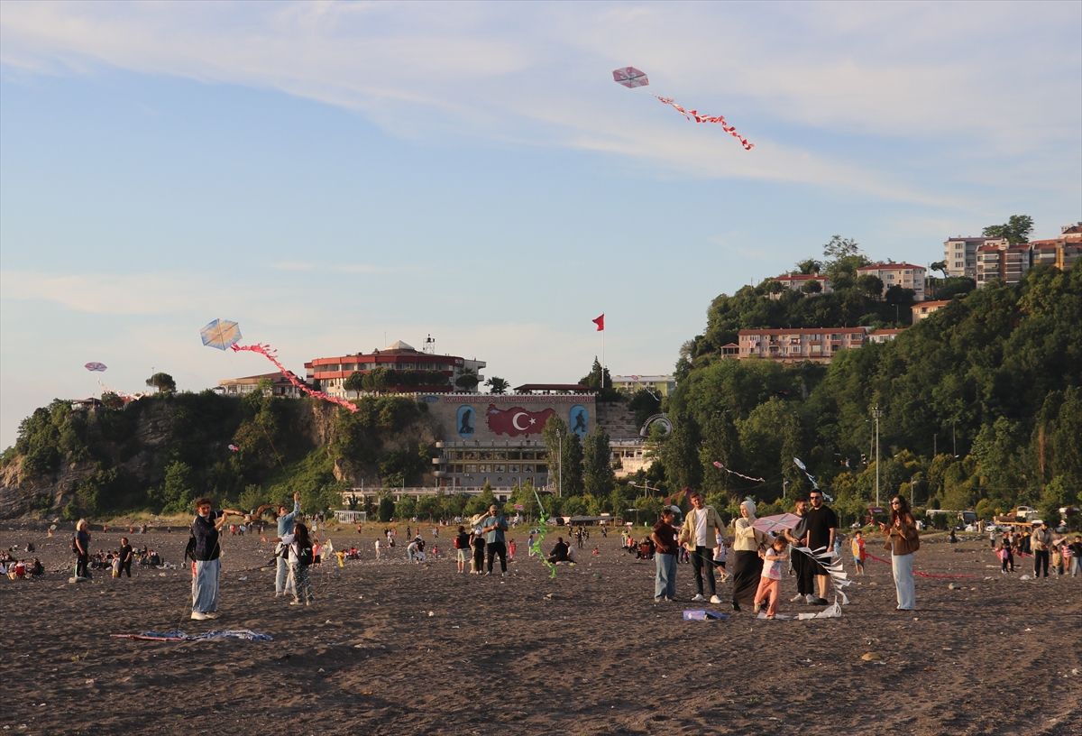 Zonguldak'ta düzenlenen şenlikte aileler çocuklarıyla uçurtma uçurdu