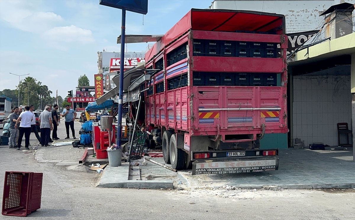 Adana'da sürücüsünün kontrolünden çıkan kamyon markete girdi