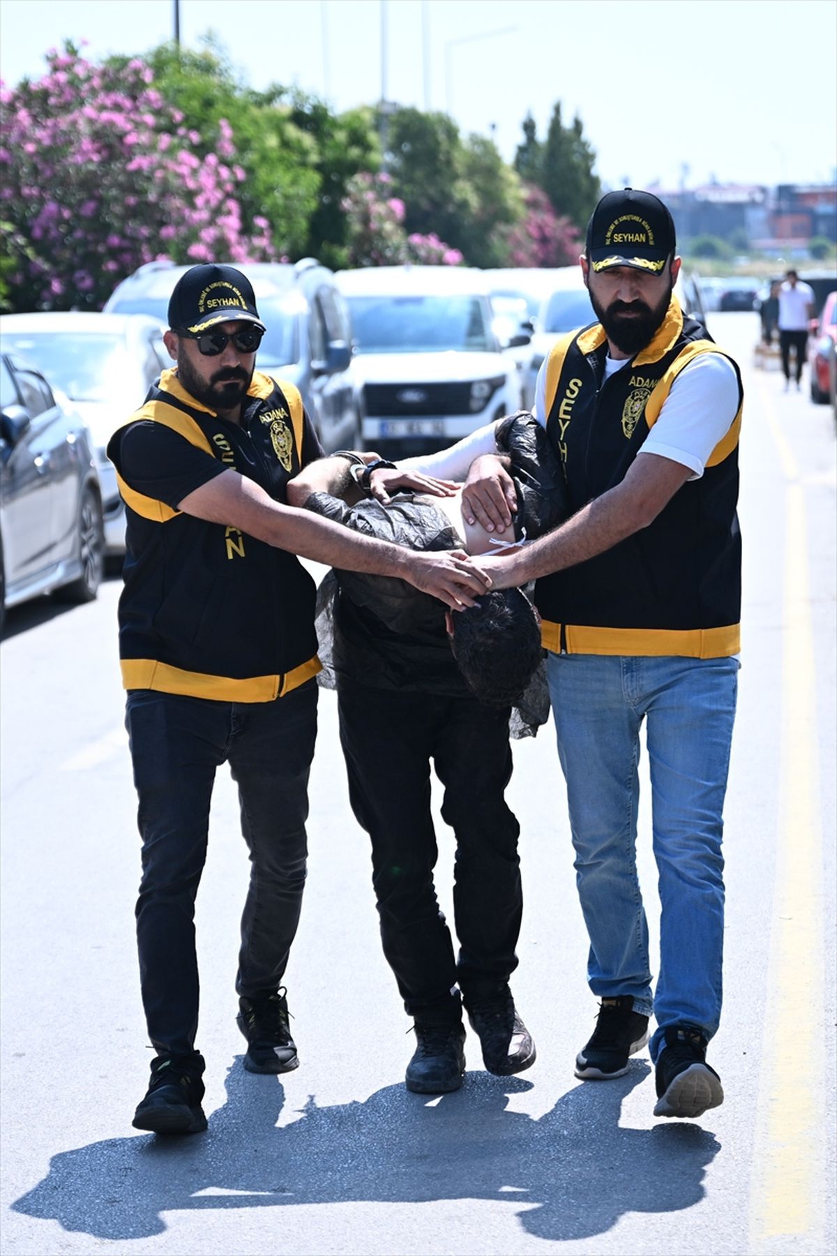 Adana'da yolda yürüyen kadını bıçaklayan zanlı tutuklandı