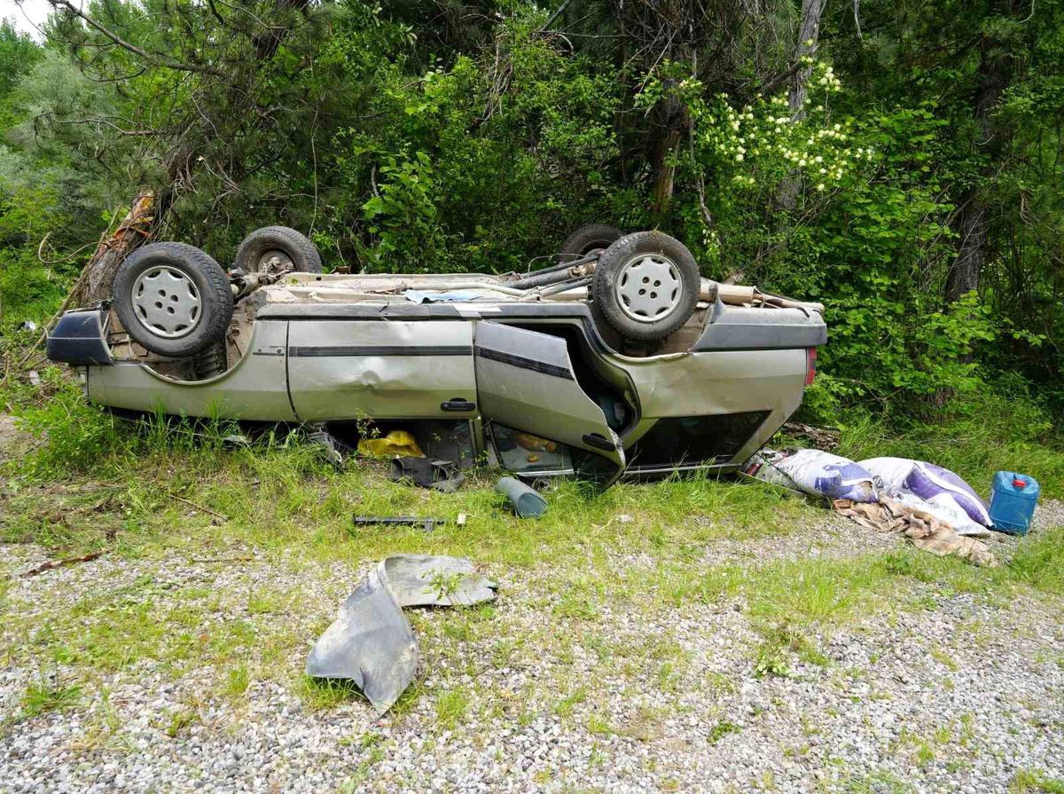 Ağaca çarpan otomobil takla attı: 3 yaralı