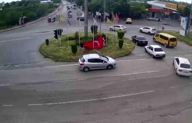Hatay’da düşen bayrağı vatandaşlar 1 dakikada kaldırdı