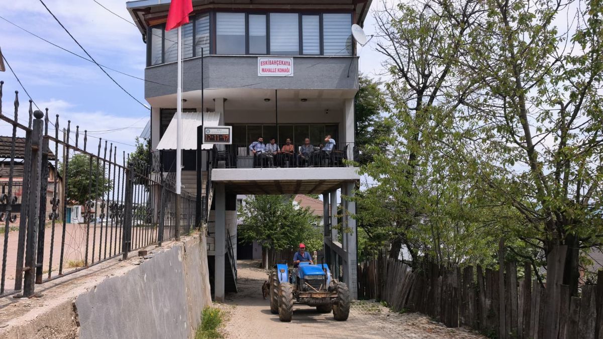 İnegöl'de Yol Üzerine İnşa Edilen Mahalle Konağı Bölgenin Si
