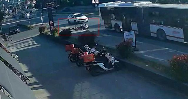 Aniden yola fırlayan bisikletli çocuklar ölümün kıyısından d