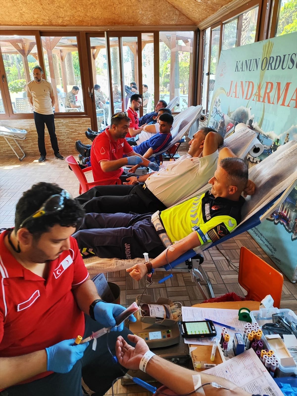 Antalya'da jandarma personeli Türk Kızılaya kan bağışında bu