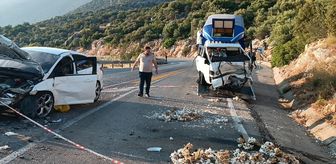 Antalya'da kamyonet ile otomobilin çarpıştığı kazada 2 kişi yaralandı