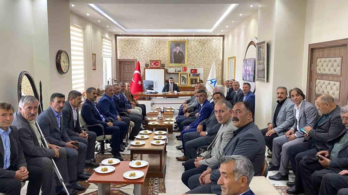 Arpaçay'da değerlendirme toplantısı: Kaymakam Akköz muhtarla