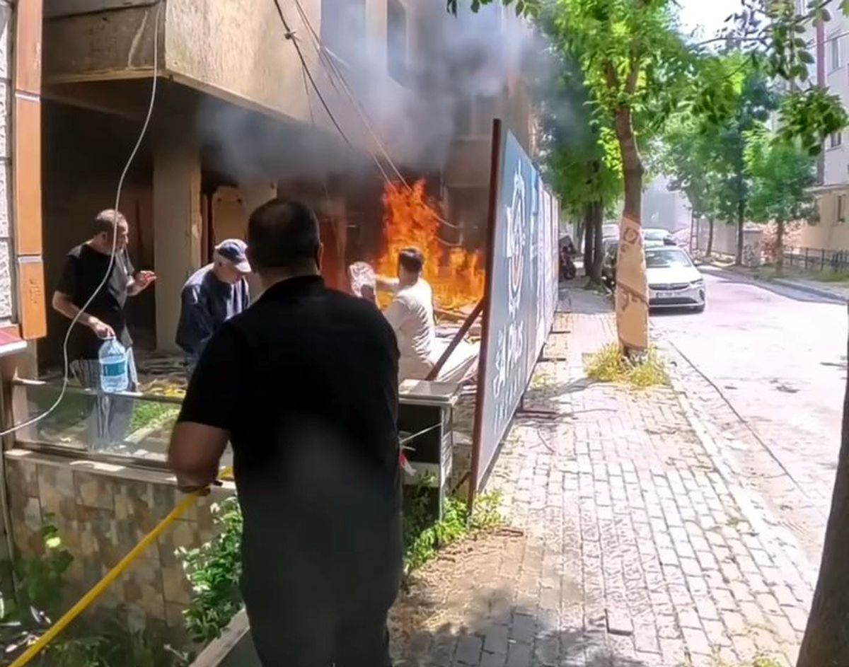 Avcılar'da metruk binadaki yangın kepçe operatörünün müdahal