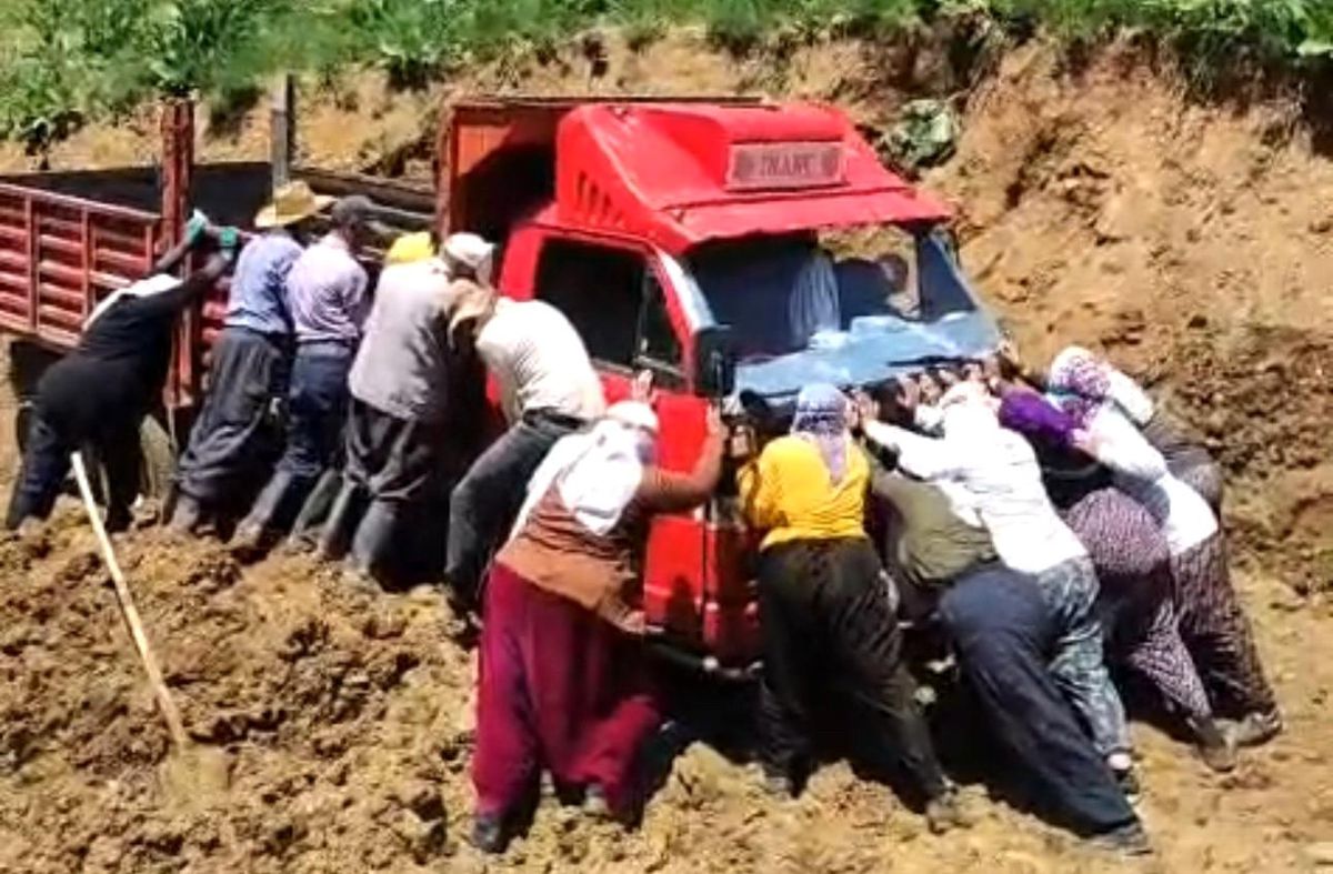 Berivanlar çamura saplanan kamyoneti itekleyerek kurtardı