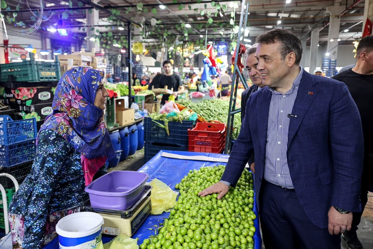Bilecik Valisi Sözer, Bozüyük'te pazar yerindeki esnaf ve vatandaşlarla buluştu