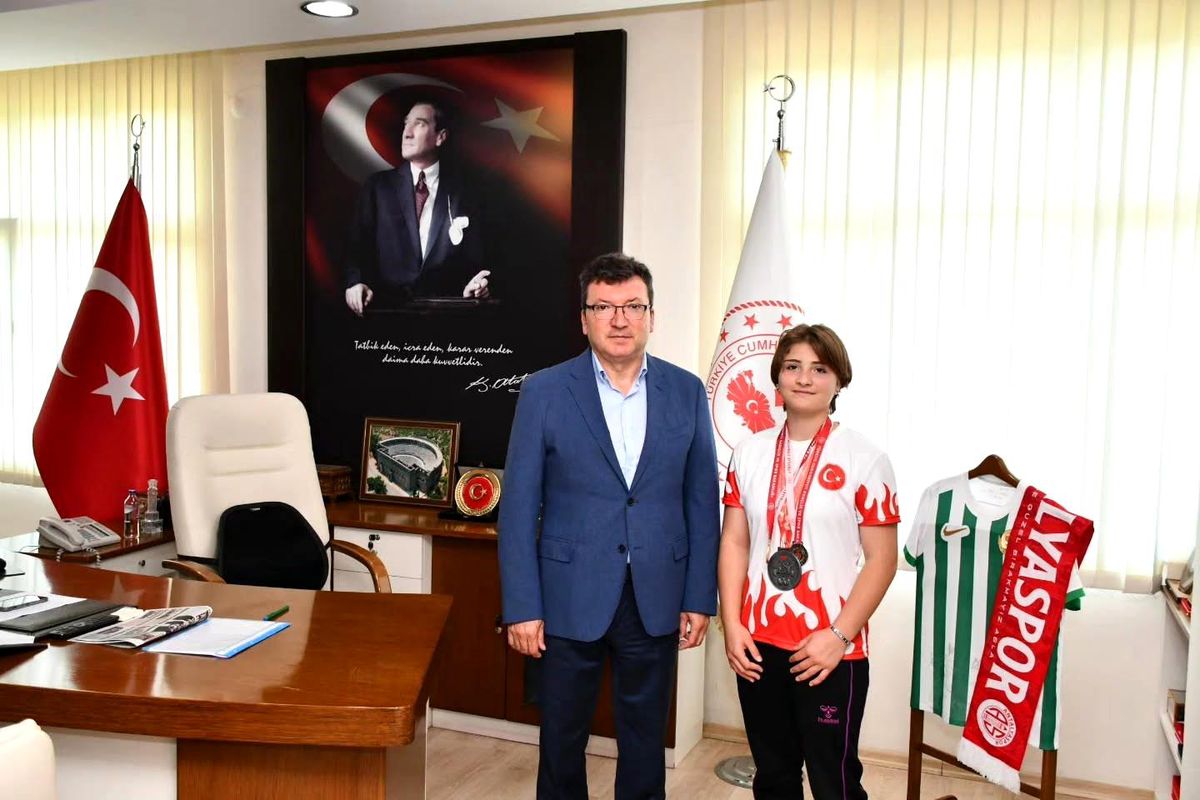 Bilek güreşinde dereceler elde eden Ayşe Büyükkaçar, ilçenin