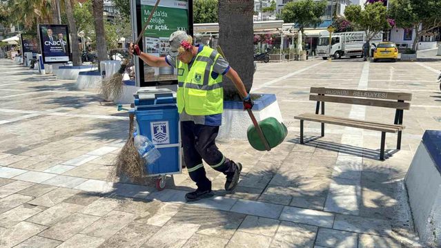 Bodrum sokaklarını müzikle temizliyor