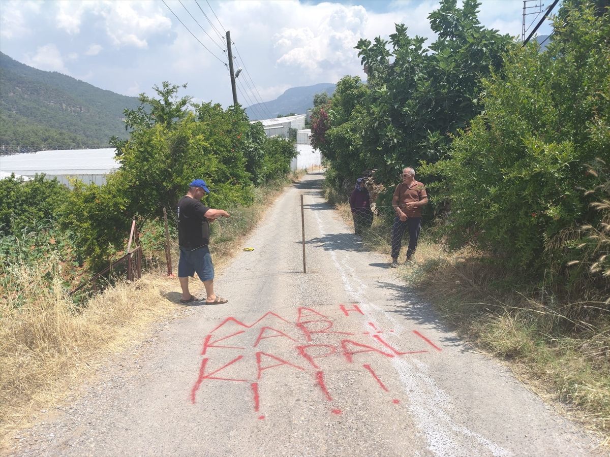 Bozyazı'da vatandaşa ait araziden geçen yol trafiğe kapatıldı