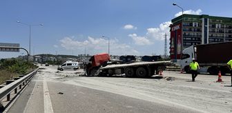 Bursa'da 3 araca ve bariyere çarpan kamyonun sürücüsü öldü