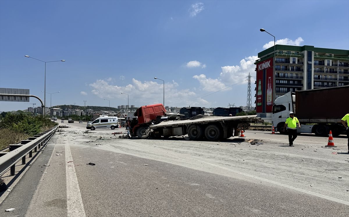 Bursa'da 3 araca ve bariyere çarpan kamyonun sürücüsü öldü