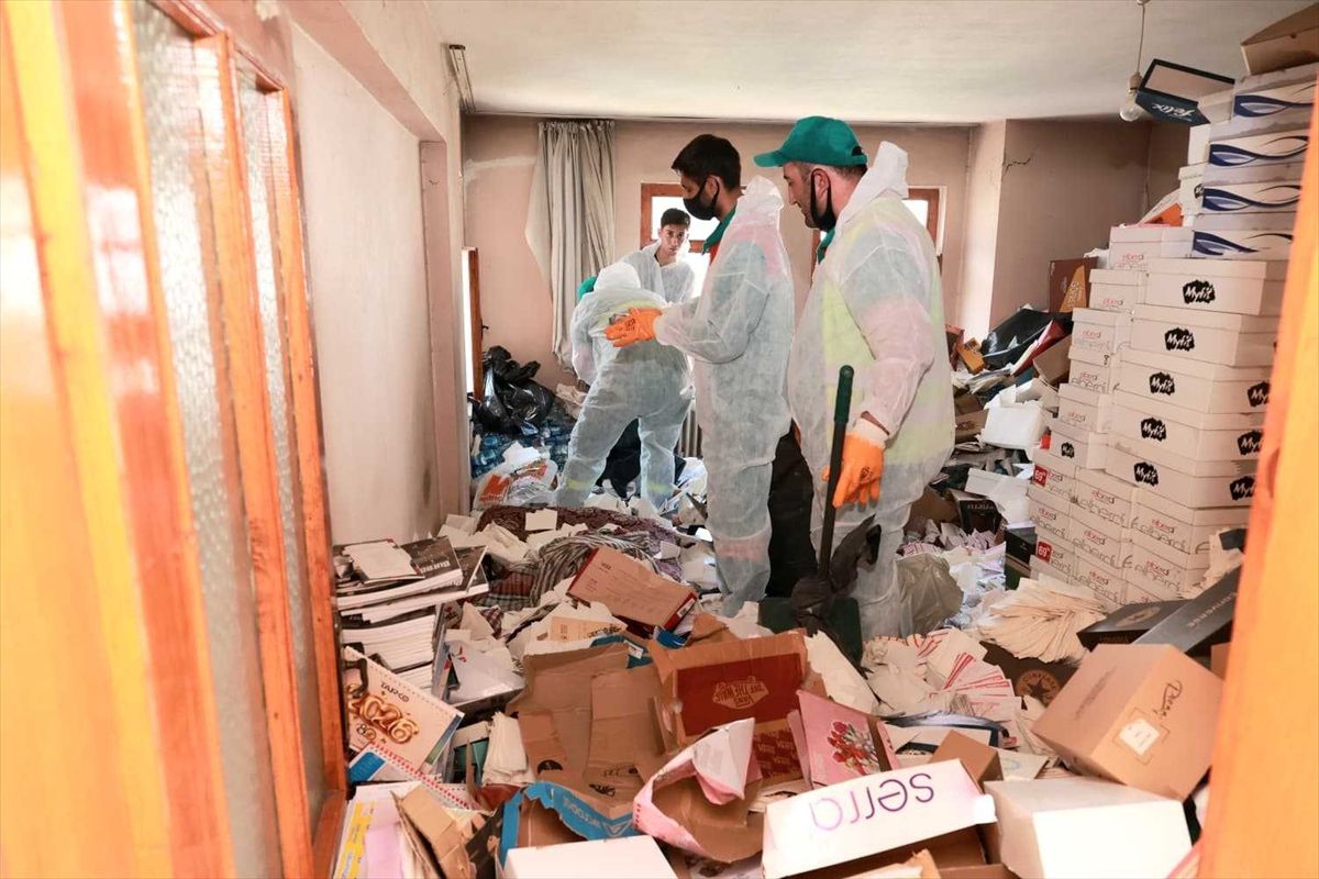 Bursa'da bir evden yaklaşık 20 ton çöp çıktı